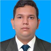 Profesor de informática ayudar a los alumnos aprender sobre más de la tecnología